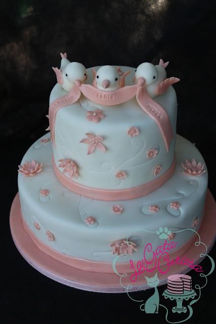TARTA FONDANT CON PAJARITOS PARA UNA TRIPLE COMUNION