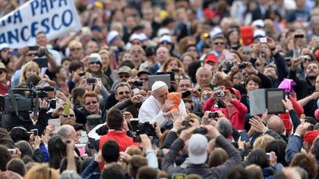 El Papa denuncia el crimen contra la humanidad pero exculpa al criminal