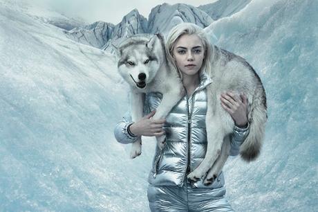 Pyper America y Lucky Blue Smith posan para la campaña de Moncler