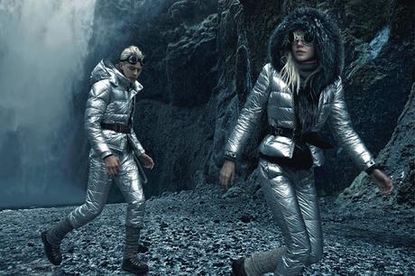 Pyper America y Lucky Blue Smith posan para la campaña de Moncler