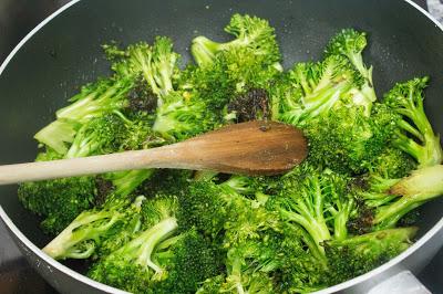 Brócoli con salmón gratinado