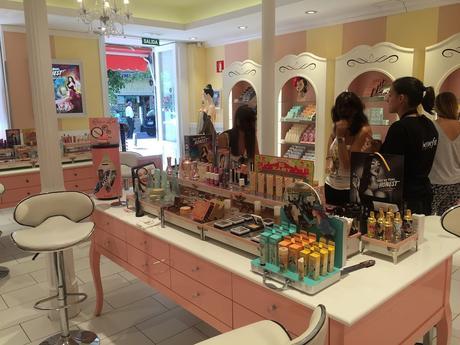 Visita la Boutique Benefit en Madrid y #coloreatumirada