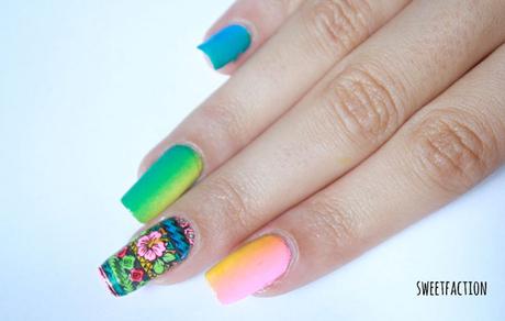 Manicura con diseño de uñas tropical reverse stamping MoYou London