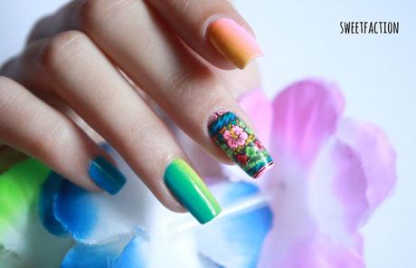 Manicura con diseño de uñas tropical reverse stamping