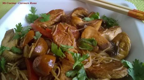 FIDEOS FRITOS CON SETAS Y SOLOMILLO DE CERDO