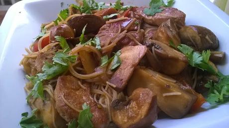 FIDEOS FRITOS CON SETAS Y SOLOMILLO DE CERDO