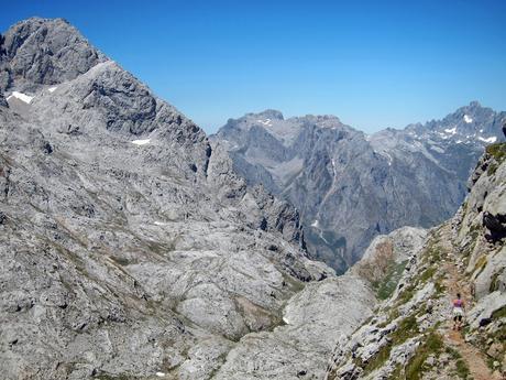 REFUGIO COLLADO JERMOSO DESDE PANDETRAVE REFUGIO COLLADO JERMOSO DESDE PANDETRAVE