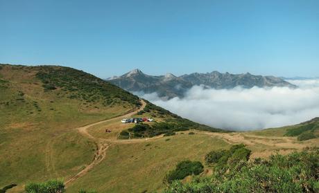 REFUGIO COLLADO JERMOSO DESDE PANDETRAVE REFUGIO COLLADO JERMOSO DESDE PANDETRAVE