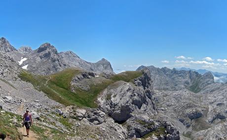 REFUGIO COLLADO JERMOSO DESDE PANDETRAVE REFUGIO COLLADO JERMOSO DESDE PANDETRAVE
