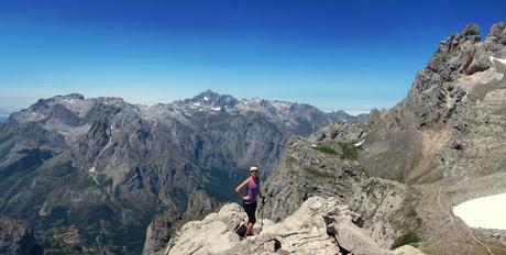 REFUGIO COLLADO JERMOSO DESDE PANDETRAVE REFUGIO COLLADO JERMOSO DESDE PANDETRAVE