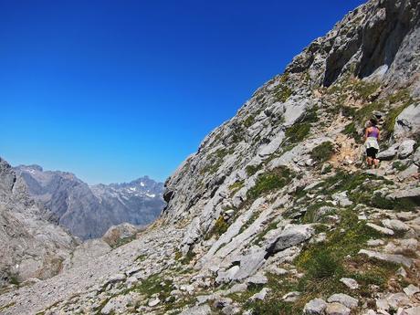 REFUGIO COLLADO JERMOSO DESDE PANDETRAVE REFUGIO COLLADO JERMOSO DESDE PANDETRAVE