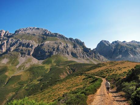 REFUGIO COLLADO JERMOSO DESDE PANDETRAVE REFUGIO COLLADO JERMOSO DESDE PANDETRAVE