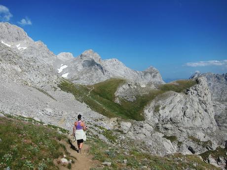 REFUGIO COLLADO JERMOSO DESDE PANDETRAVE REFUGIO COLLADO JERMOSO DESDE PANDETRAVE