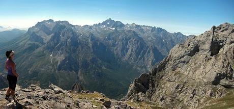 REFUGIO COLLADO JERMOSO DESDE PANDETRAVE REFUGIO COLLADO JERMOSO DESDE PANDETRAVE