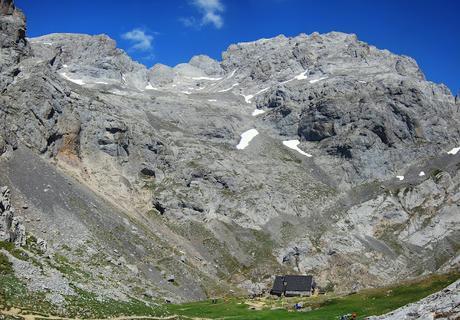 REFUGIO COLLADO JERMOSO DESDE PANDETRAVE REFUGIO COLLADO JERMOSO DESDE PANDETRAVE