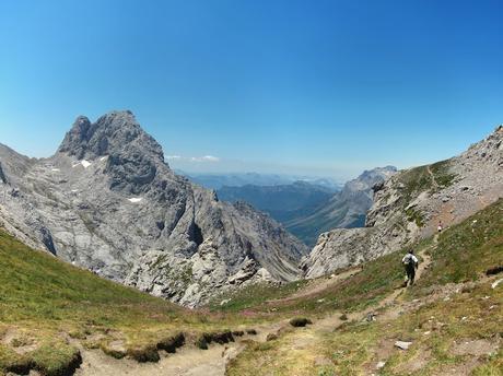 REFUGIO COLLADO JERMOSO DESDE PANDETRAVE REFUGIO COLLADO JERMOSO DESDE PANDETRAVE