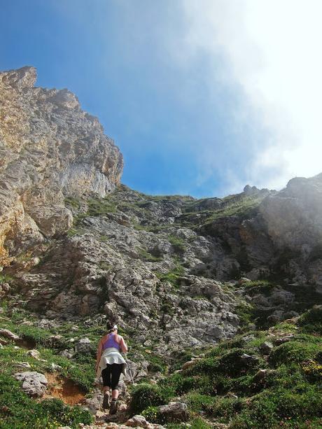 REFUGIO COLLADO JERMOSO DESDE PANDETRAVE REFUGIO COLLADO JERMOSO DESDE PANDETRAVE