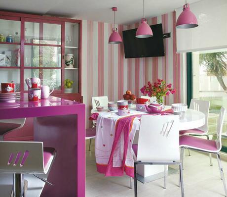 Casa a todo color… y con vistas Cocina con detalles rosas