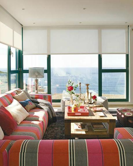 Casa a todo color… y con vistas Window sea living room