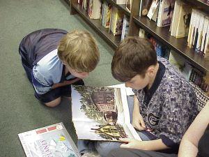 Dos-niños-leyendo