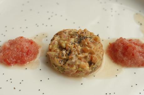 TARTAR DE SALMÓN CON GRANIZADO DE TOMATE Y SOJA