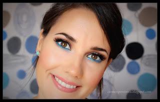 Delineado de ojos en turquesa