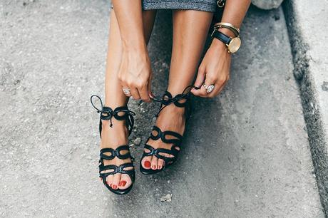 Topshop_Vintage_Collection-Silver_Pencil_Dress-Metallic-Lace_Up_Sandals-Open_Back_Dress-Ray_Ban-Chanel_Bag-Outfit-Street_Style-1