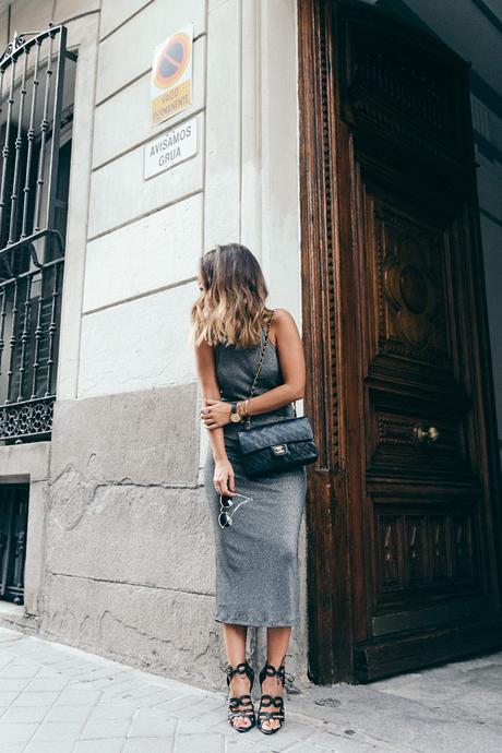 Topshop_Vintage_Collection-Silver_Pencil_Dress-Metallic-Lace_Up_Sandals-Open_Back_Dress-Ray_Ban-Chanel_Bag-Outfit-Street_Style-34