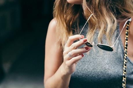 Topshop_Vintage_Collection-Silver_Pencil_Dress-Metallic-Lace_Up_Sandals-Open_Back_Dress-Ray_Ban-Chanel_Bag-Outfit-Street_Style-14
