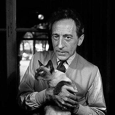 Cocteau y el gato Karoun (1950) Foto de Jane Brown