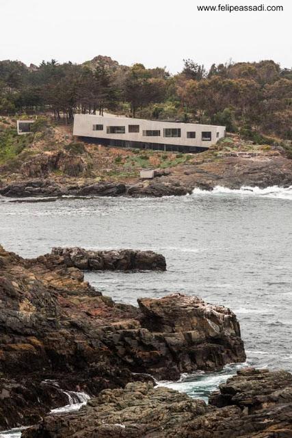 Casa moderna al borde del mar en Chile.
