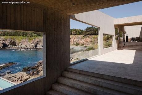 Casa moderna al borde del mar en Chile.