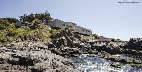 Casa moderna al borde del mar en Chile.