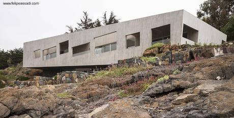 Casa moderna al borde del mar en Chile.