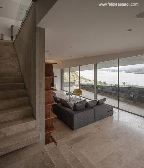 Casa moderna al borde del mar en Chile.