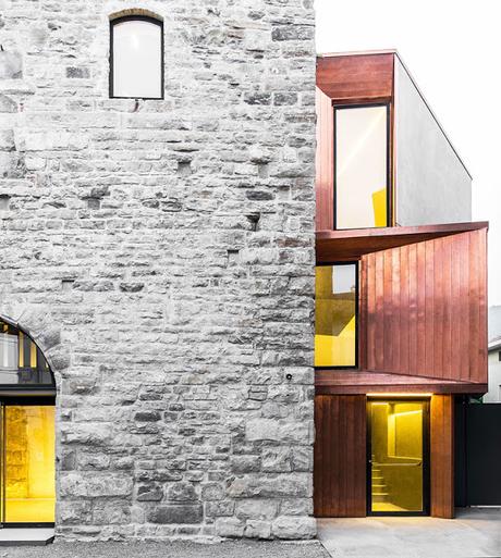 Moderna restauración de una torre medieval