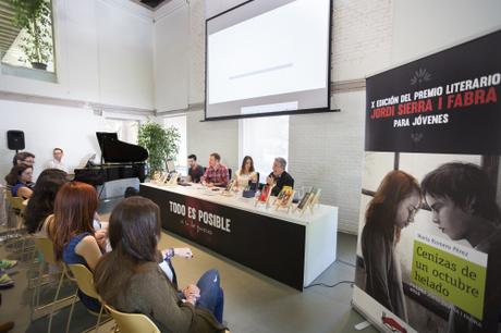 La ganadora estuvo acompañada por Jordi Sierra i Fabra y por Gabriel Brandariz, editor ejecutivo de SM.