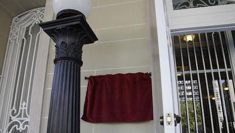 La placa de bronce que identificará esta sede como Embajada de Cuba en los Estados Unidos permanece cubierta, hasta este lunes 20 de julio. Foto: Ismael Francisco/ Cubadebate