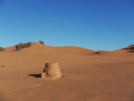 Horno bereber de adobe en las dunas Erg Lahnithie (Marruecos)