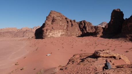 Contemplando el desierto de Wadi Rum