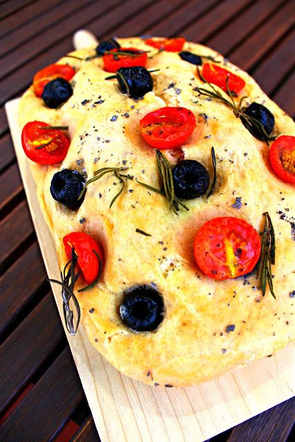 Focaccia de tomate orégano y aceitunas