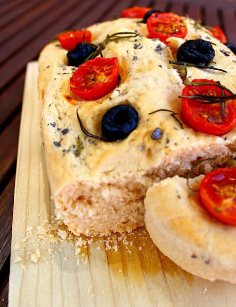 Focaccia de tomate orégano y aceitunas