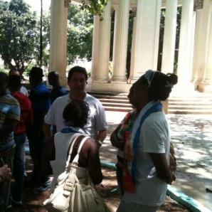 El escritor Ángel Santiesteban en el Parque Gandhi, junto a las Damas de Blanco. La Habana, 19 de julio de 2017. (ÁNGEL MOYA)