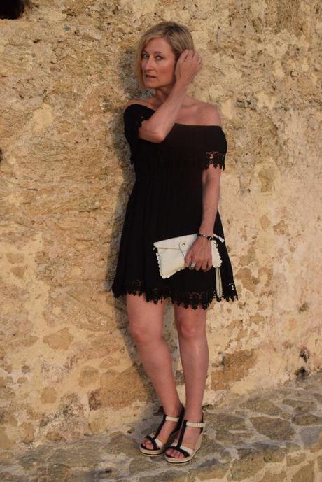 Off shoulders dress look