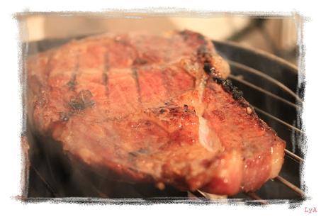 Black and blue steaks, filetes marinados a la barbacoa Black and blue steaks, filetes marinados a la barbacoa