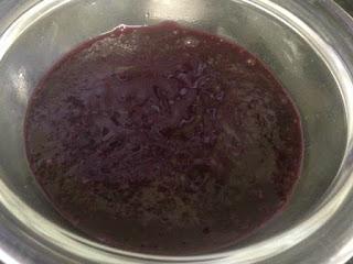 POLOS DE MASCARPONE , ARÁNDANOS Y FRAMBUESAS SEMIBAÑADOS DE CHOCOLATE BLANCO Y CROCANTI