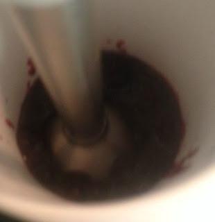 POLOS DE MASCARPONE , ARÁNDANOS Y FRAMBUESAS SEMIBAÑADOS DE CHOCOLATE BLANCO Y CROCANTI