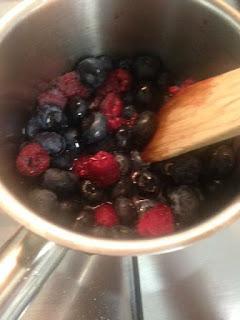 POLOS DE MASCARPONE , ARÁNDANOS Y FRAMBUESAS SEMIBAÑADOS DE CHOCOLATE BLANCO Y CROCANTI