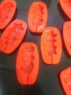 POLOS DE MASCARPONE , ARÁNDANOS Y FRAMBUESAS SEMIBAÑADOS DE CHOCOLATE BLANCO Y CROCANTI