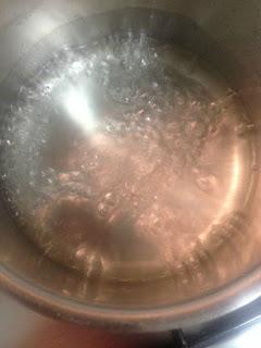 POLOS DE MASCARPONE , ARÁNDANOS Y FRAMBUESAS SEMIBAÑADOS DE CHOCOLATE BLANCO Y CROCANTI